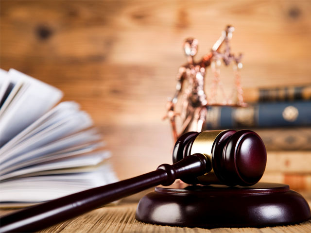 A gavel is shown before a statue of lady justice holding balanced scales. Jay Wilson will take your case to a jury and expertly argue for your best interests. Give Jay a call today.